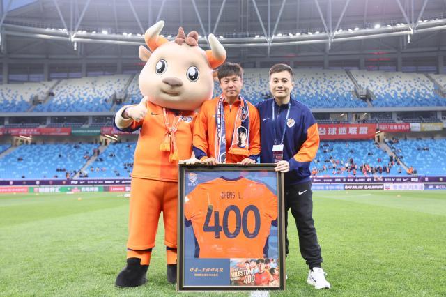 400场里程碑！战梅州赛前海牛为郑龙举办纪念仪式